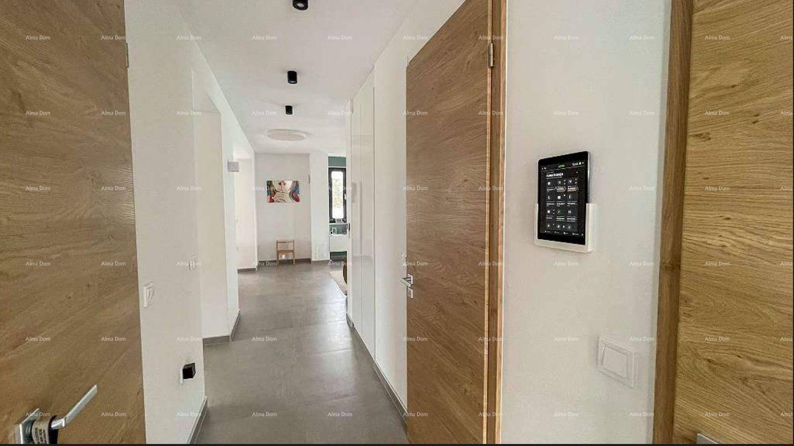 Moderner Flur mit Holztüren, Fliesenboden und einem Smart-Home-Bedienfeld.
