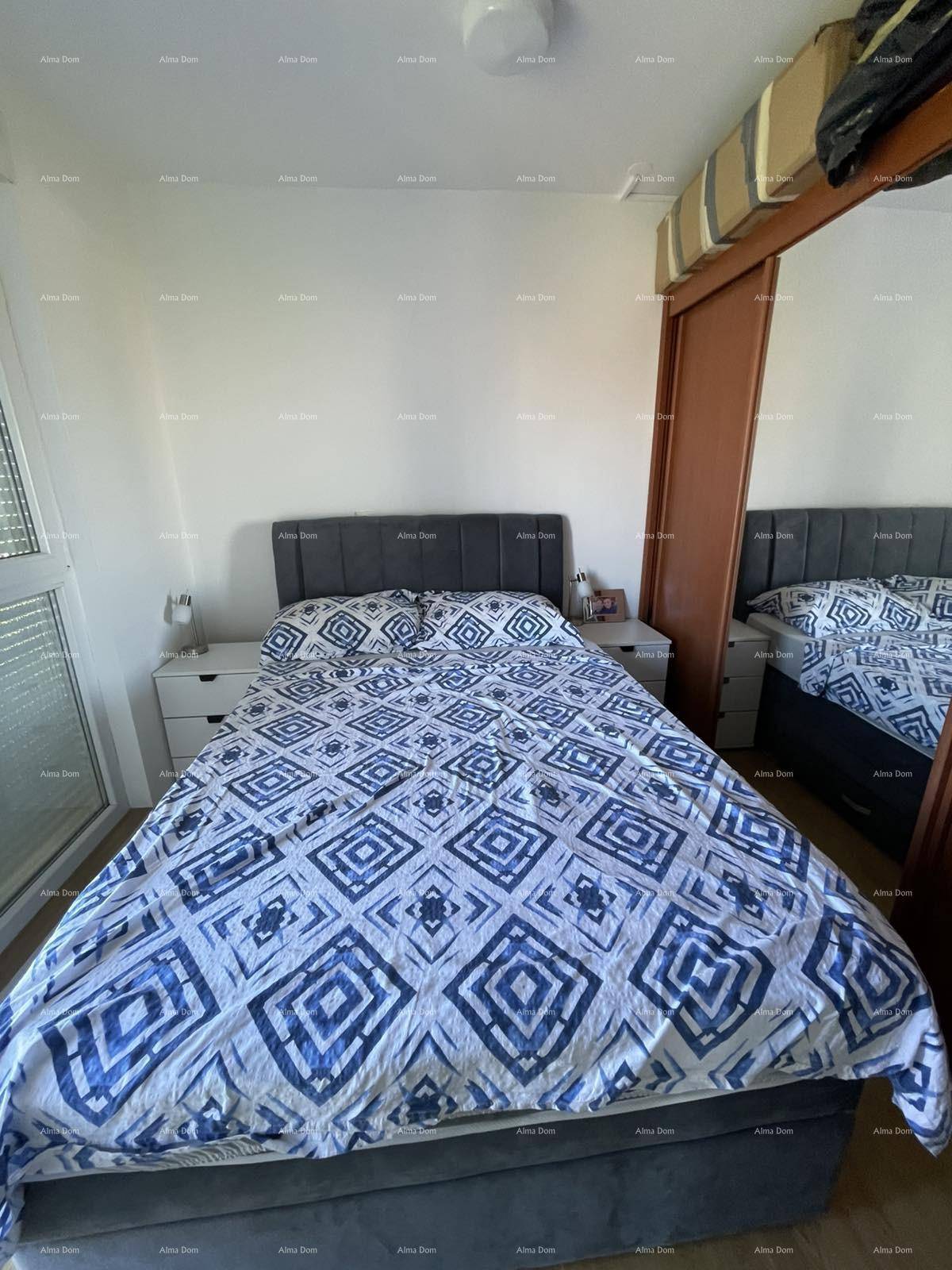 Gemütliches Schlafzimmer mit Doppelbett, Nachttischen und einem großen Spiegelschrank.