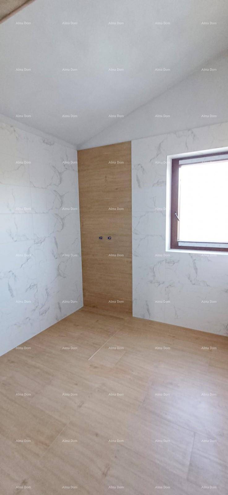 Badezimmer im Rohbau mit modernen Fliesen und vorbereiteten Anschlüssen.