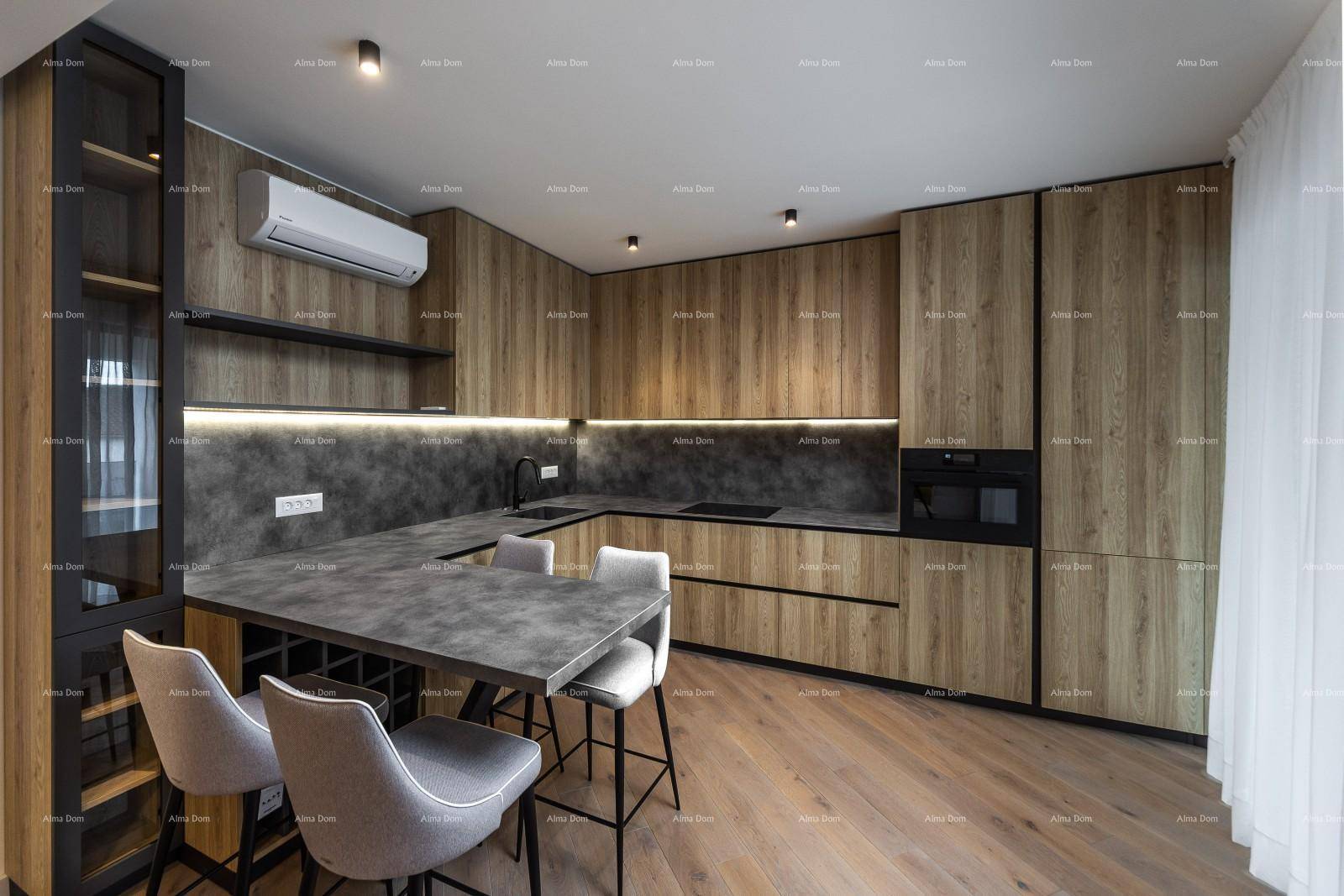 Zeitgemäße Küche mit Holzfronten, dunkler Arbeitsplatte und Sitzgelegenheiten an der Theke.