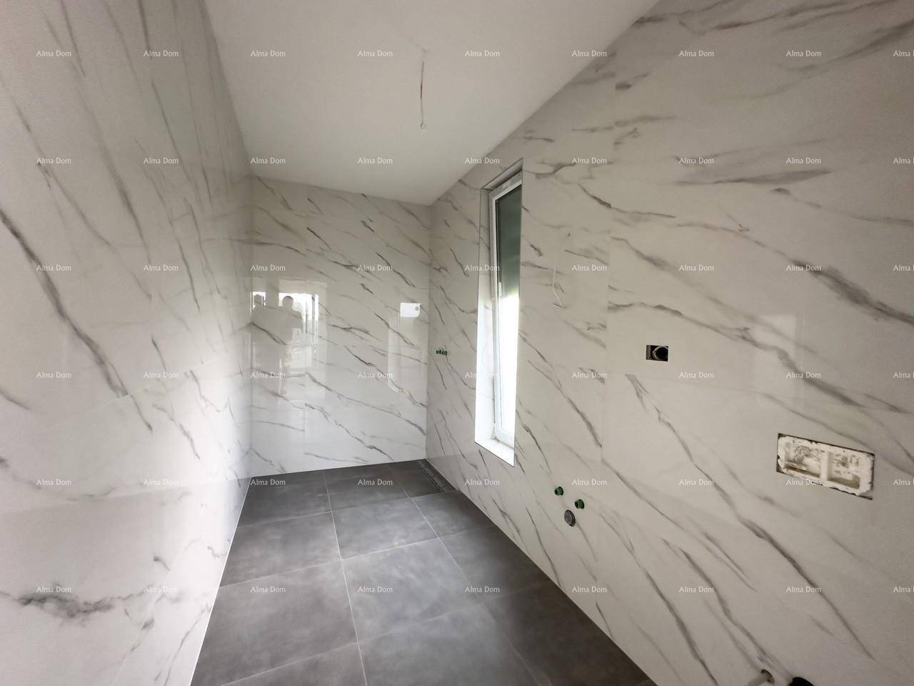 Badezimmer im Rohbau mit modernen Marmorfliesen und einem Fenster, bereit für die Ausstattung.