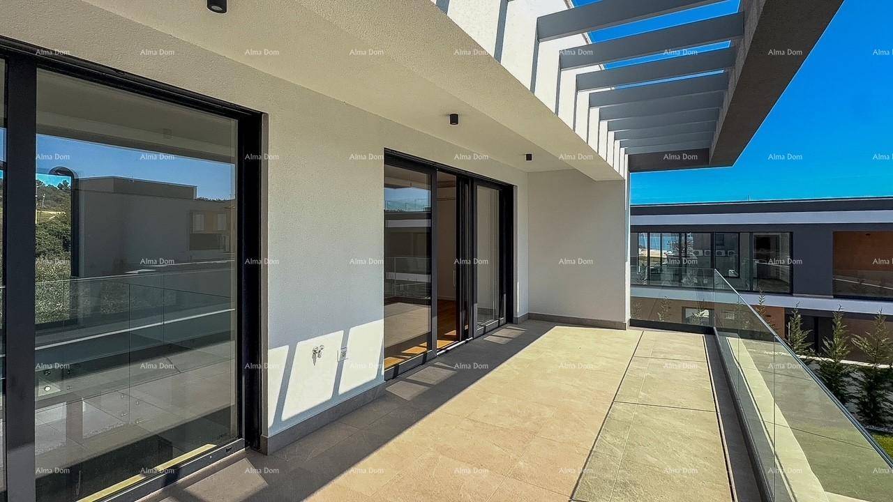 Weitläufige Terrasse mit moderner Pergola und Glasgeländer, die viel Platz im Freien bietet.