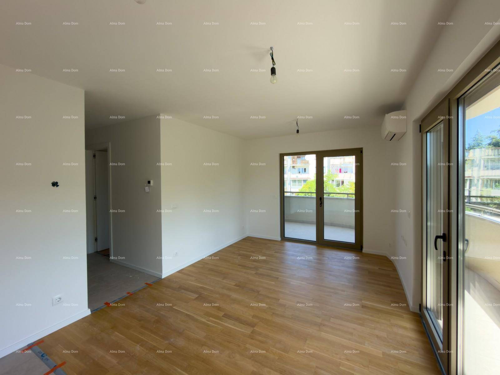 Geräumiges Wohnzimmer mit Holzboden und zwei Balkonzugängen, bietet viel Tageslicht und eine grüne Aussicht.