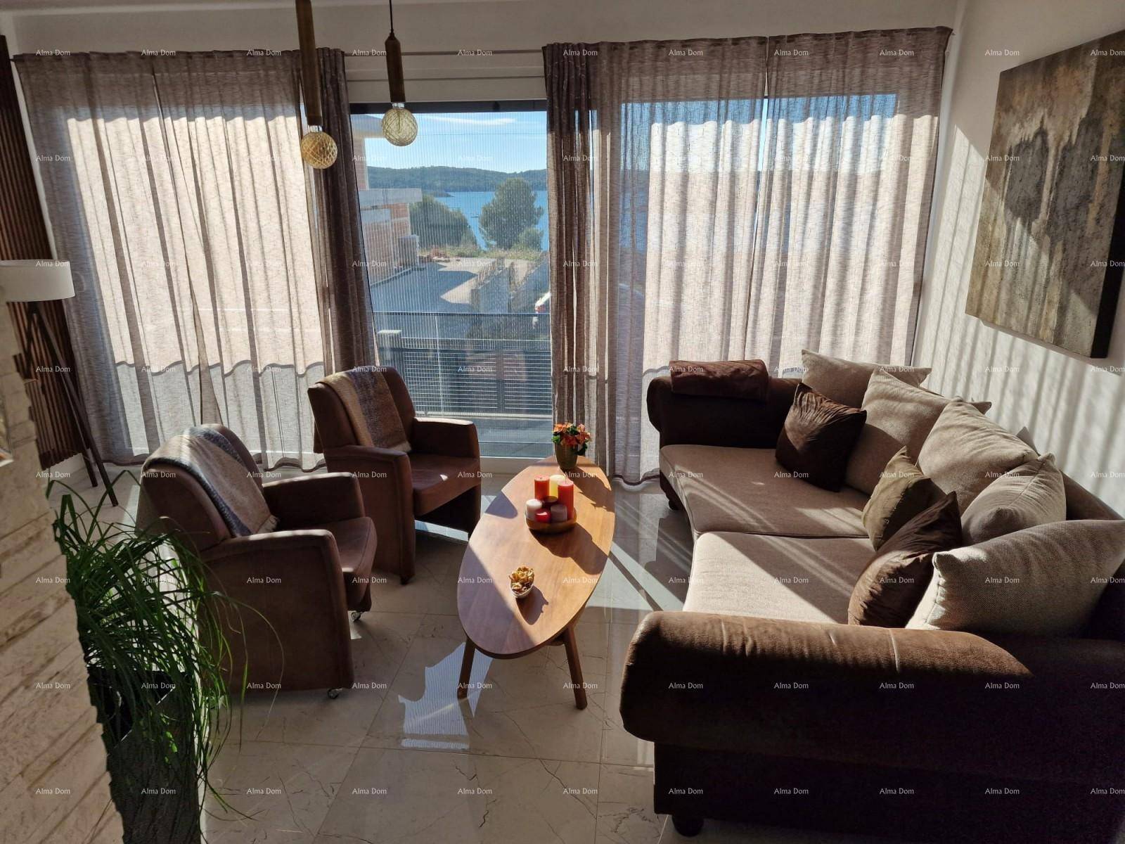 Lichtdurchflutetes Wohnzimmer mit bequemen Sofas und großen Fenstern mit Meerblick.