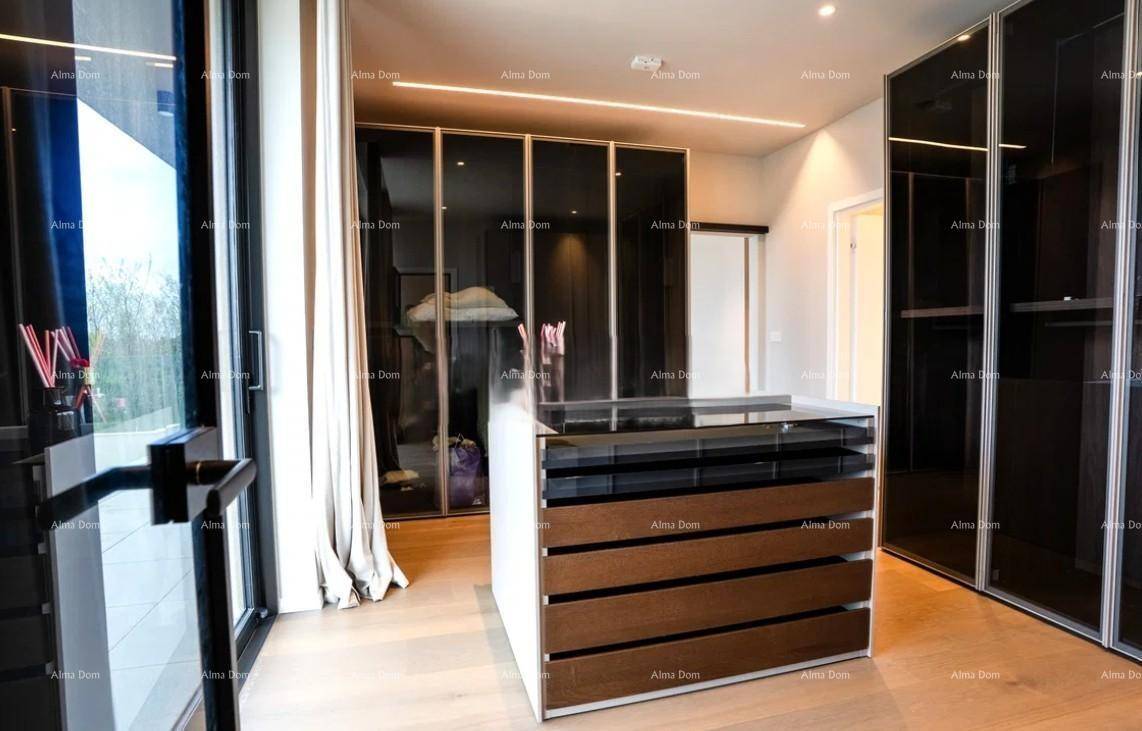 Geräumiger Ankleidebereich mit eleganten Schränken und viel natürlichem Licht.