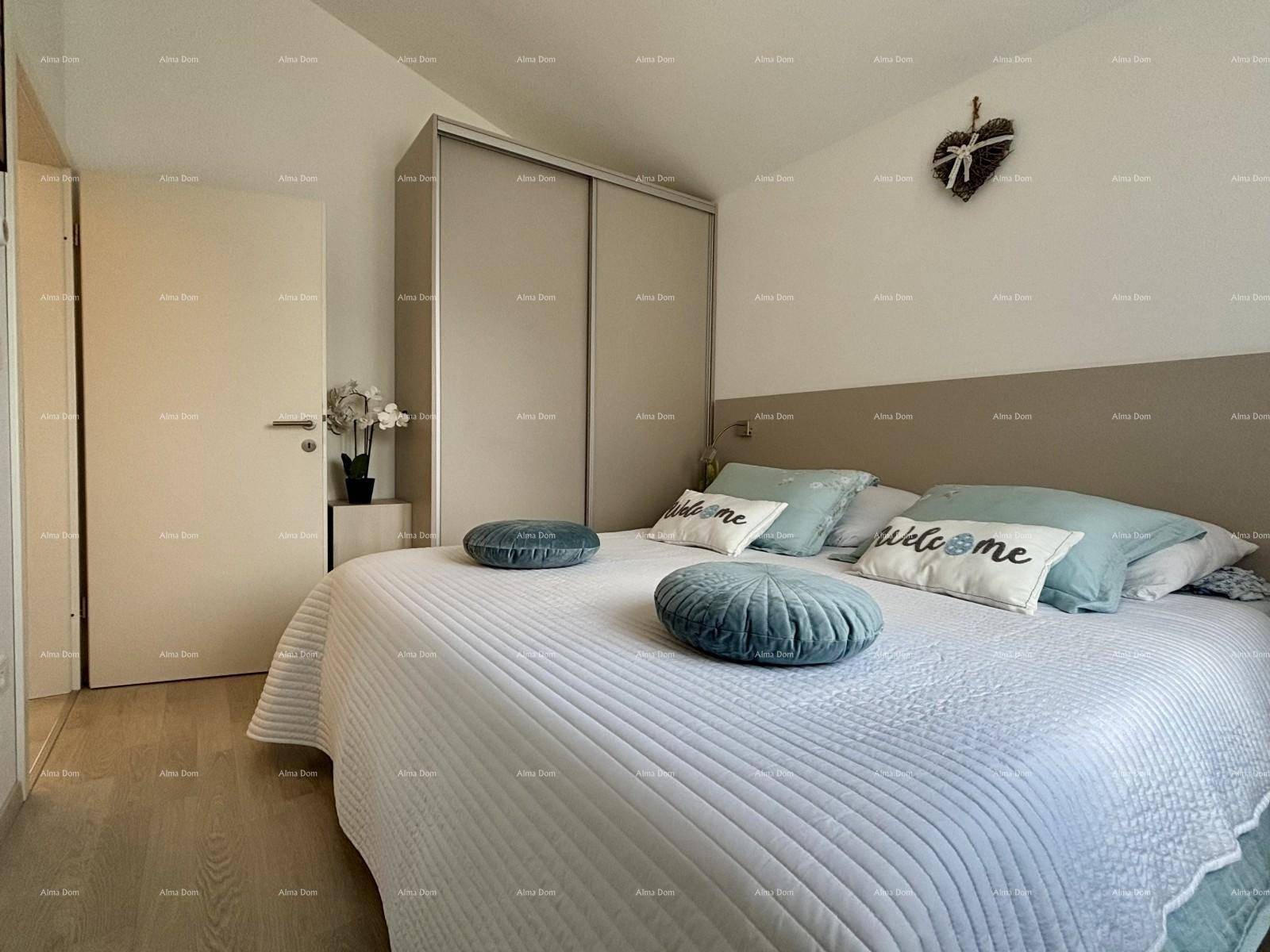 Schlafzimmer mit Doppelbett, Schiebetürenschrank und moderner Dekoration.
