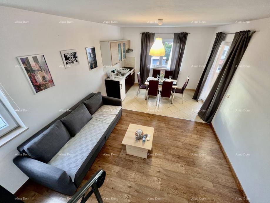 Geräumiger Wohn-Essbereich mit Holzboden, Sofa und Essbereich, von oben betrachtet.