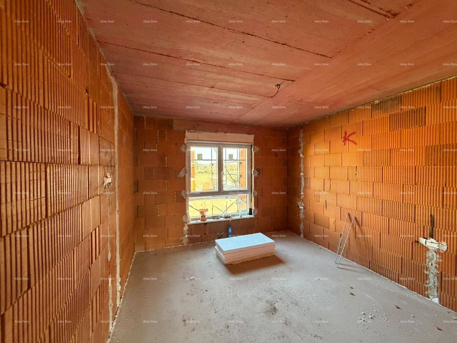 Rohbau eines Zimmers mit Fenster, das auf die Baustelle blickt, und Ziegelwänden.