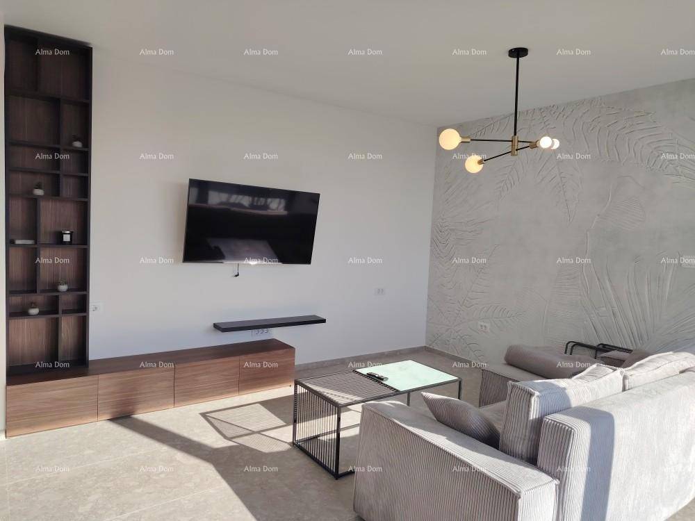 Helles Wohnzimmer mit modernem Sofa, Wandfernseher und dekorativer Wandgestaltung.