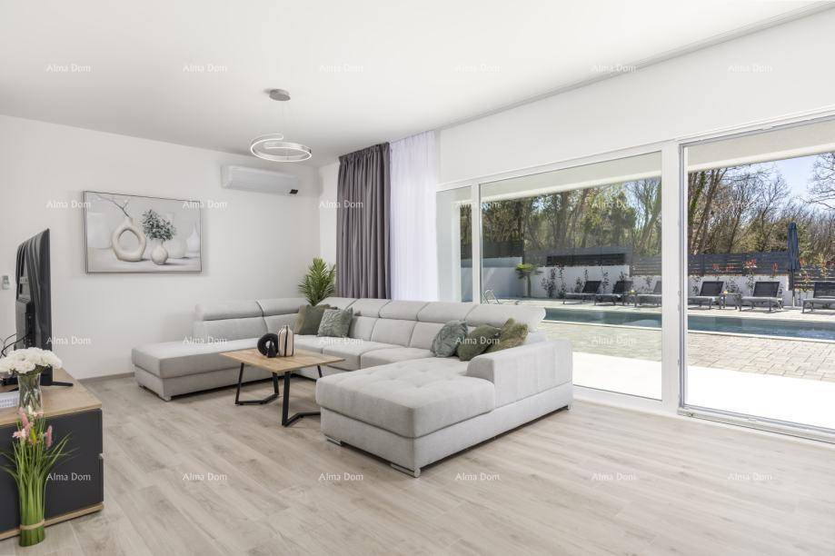 Helles Wohnzimmer mit großzügigem Sofa und Schiebetüren zum Poolbereich und Garten.