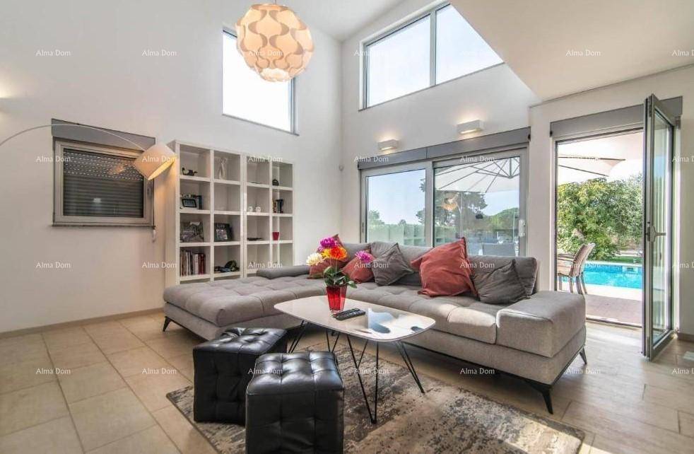 Helles Wohnzimmer mit hoher Decke, großem Ecksofa und Zugang zur Terrasse mit Poolblick.