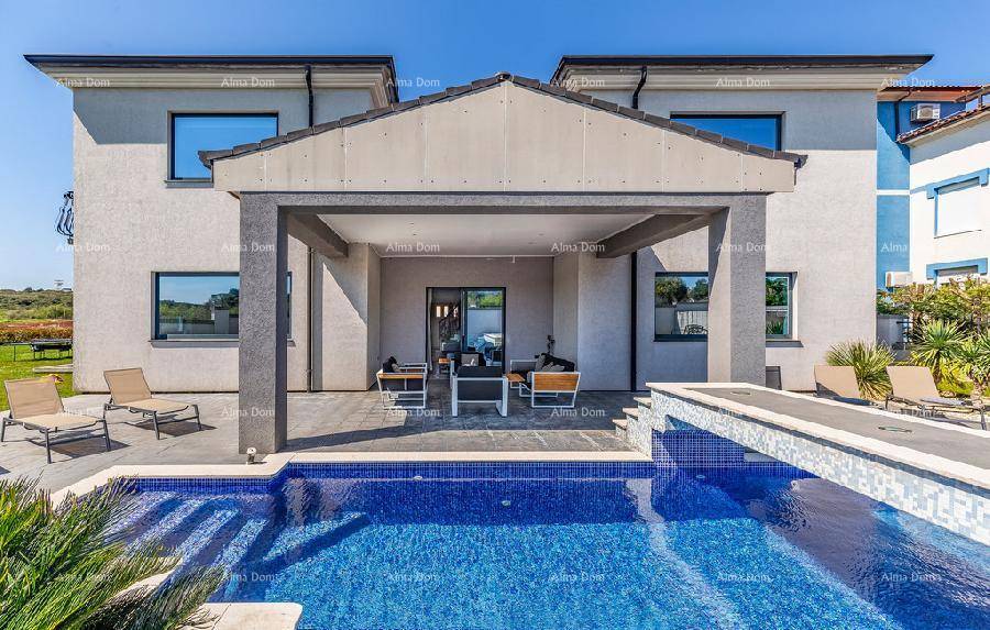 Außenbereich mit großem Pool, überdachter Terrasse und Liegeflächen für Entspannung.