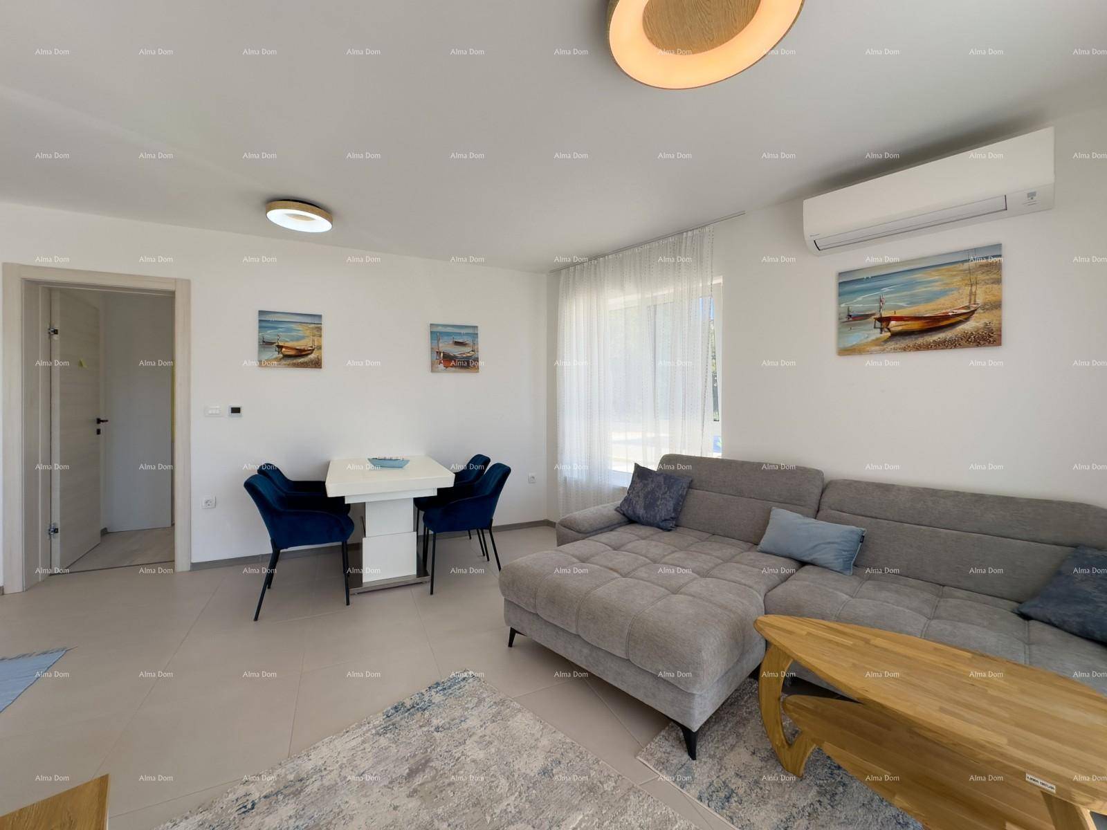 Helles Wohn- und Esszimmer mit bequemer Couch, Esstisch und Klimaanlage.