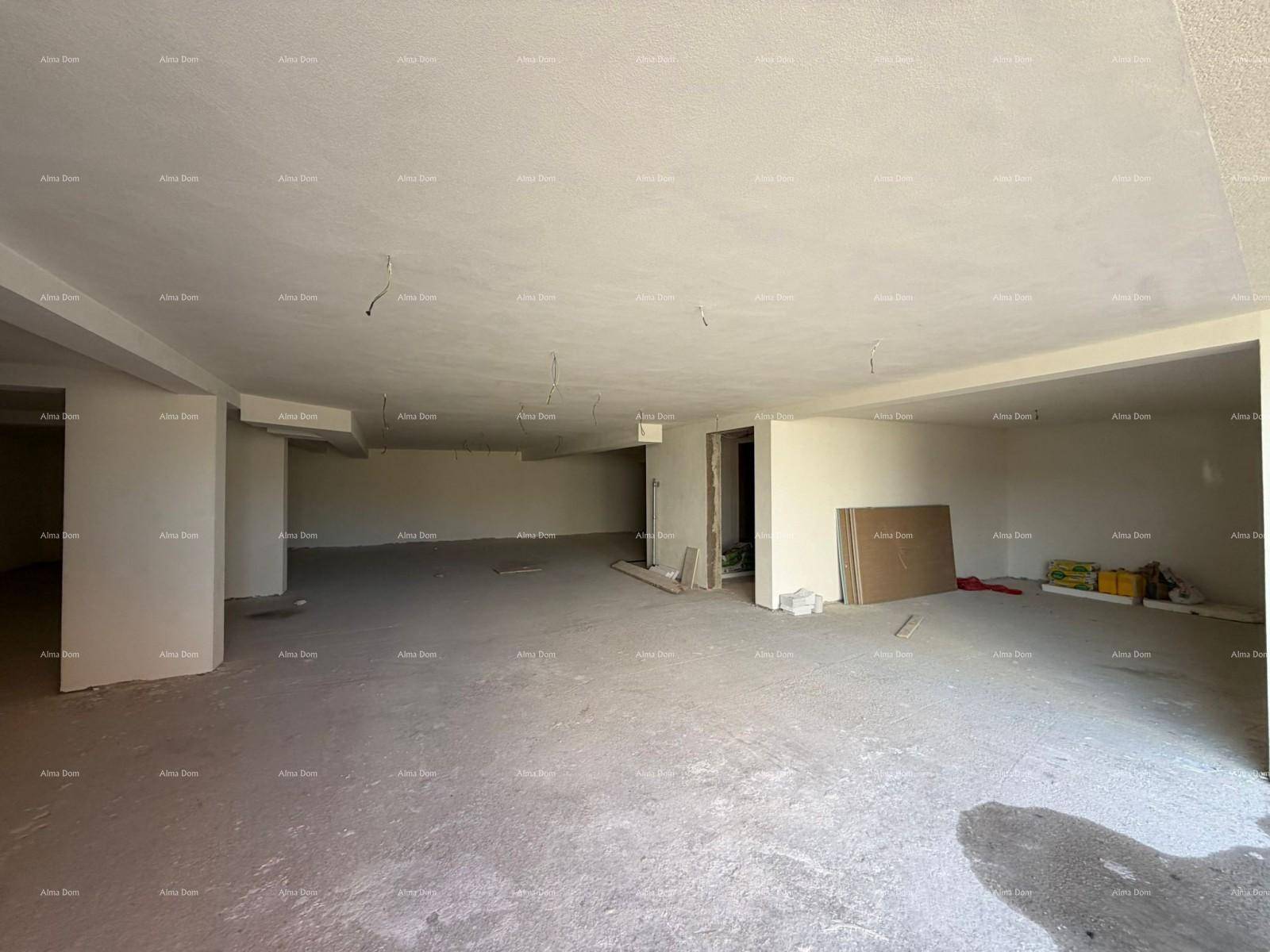 Geräumiger Kellerbereich im Rohbau mit sichtbaren Installationen und viel Potenzial.