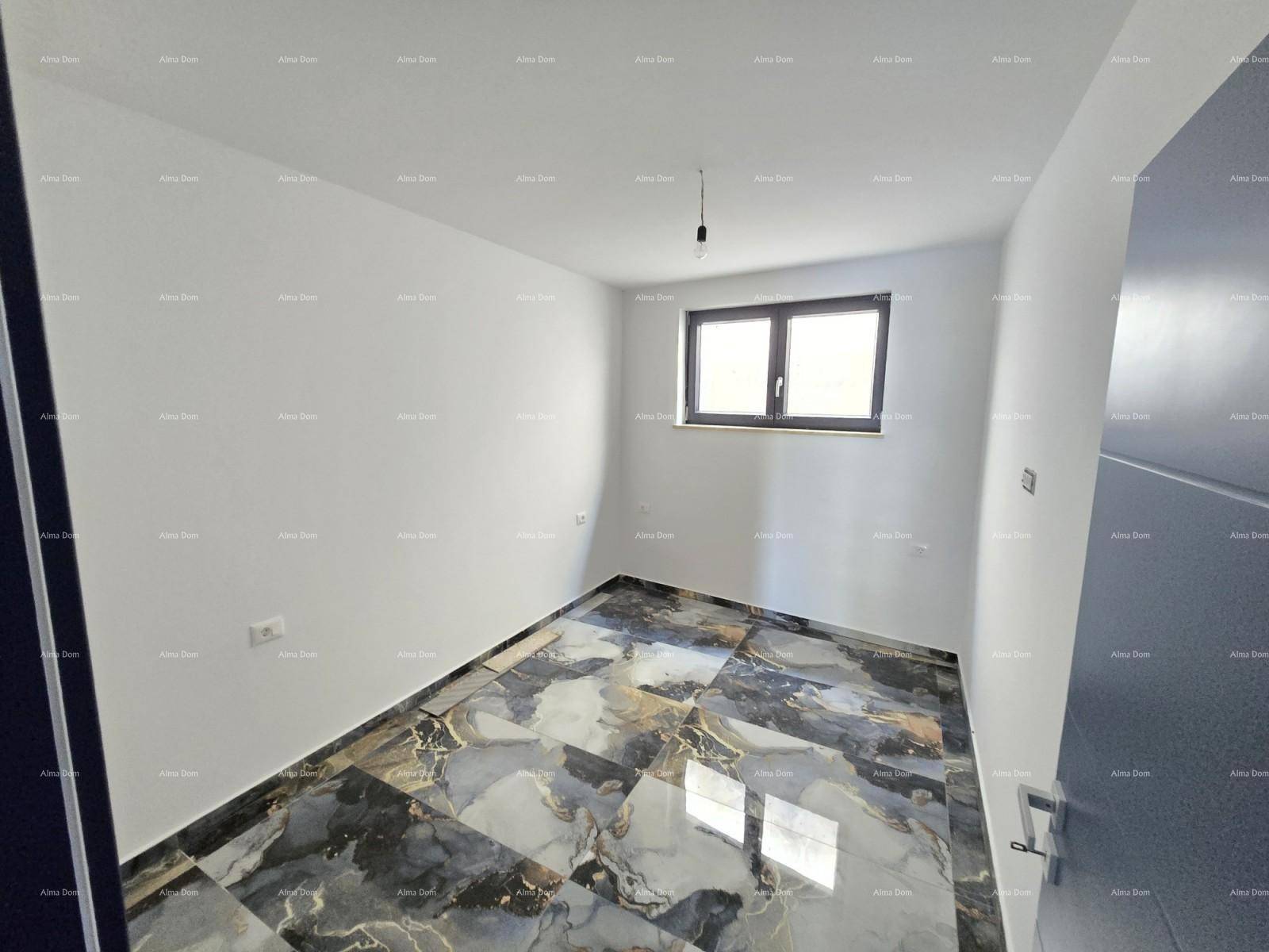 Kleines, helles Zimmer mit einem Fenster und glänzendem Marmorfliesenboden, ideal als Schlaf- oder Gästezimmer.