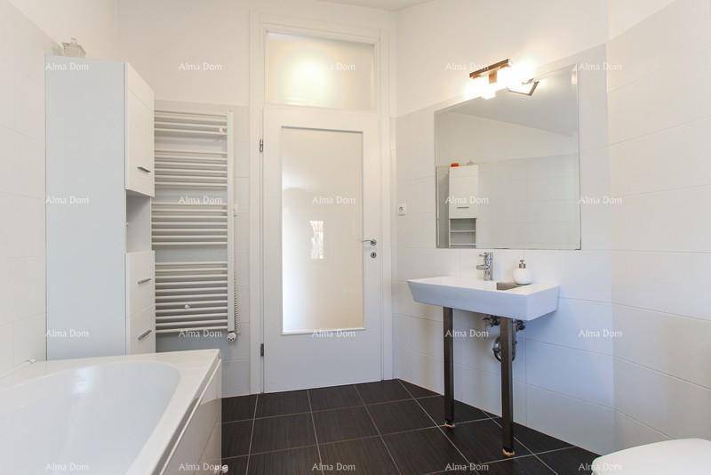 Helles Badezimmer mit Badewanne, Waschbecken und weißen Fliesen an den Wänden.