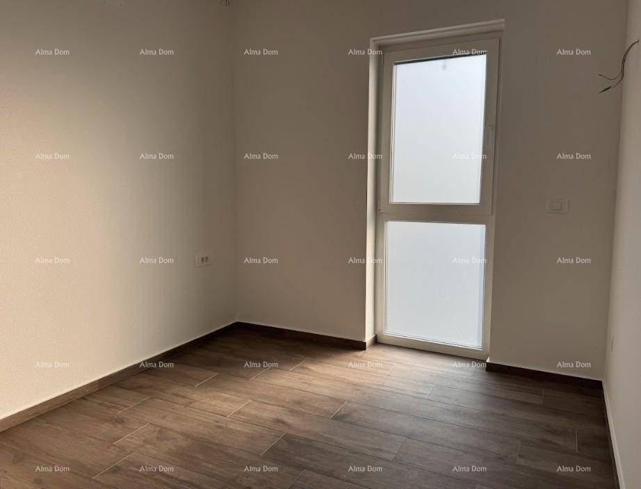Helles Zimmer mit dunklem Fliesenboden und einem Fenster mit Milchglas für Privatsphäre.