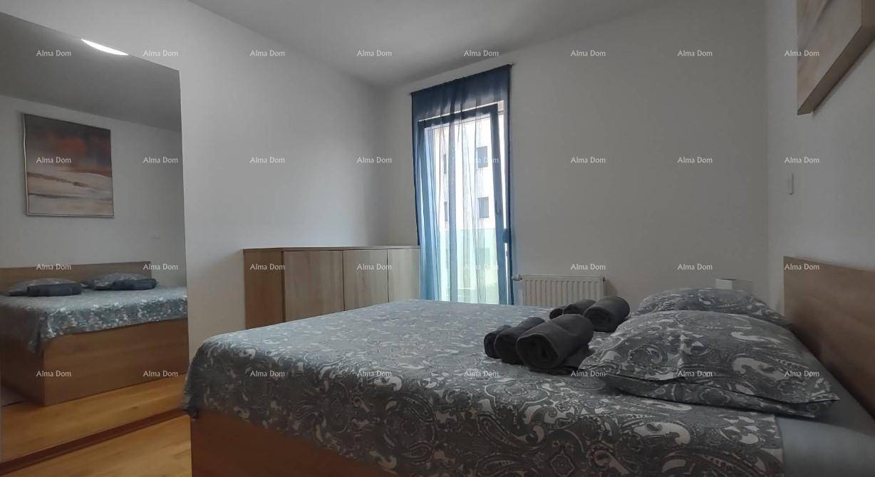 Geräumiges Schlafzimmer mit Doppelbett, großem Spiegel und Fenster mit Blick nach draußen.