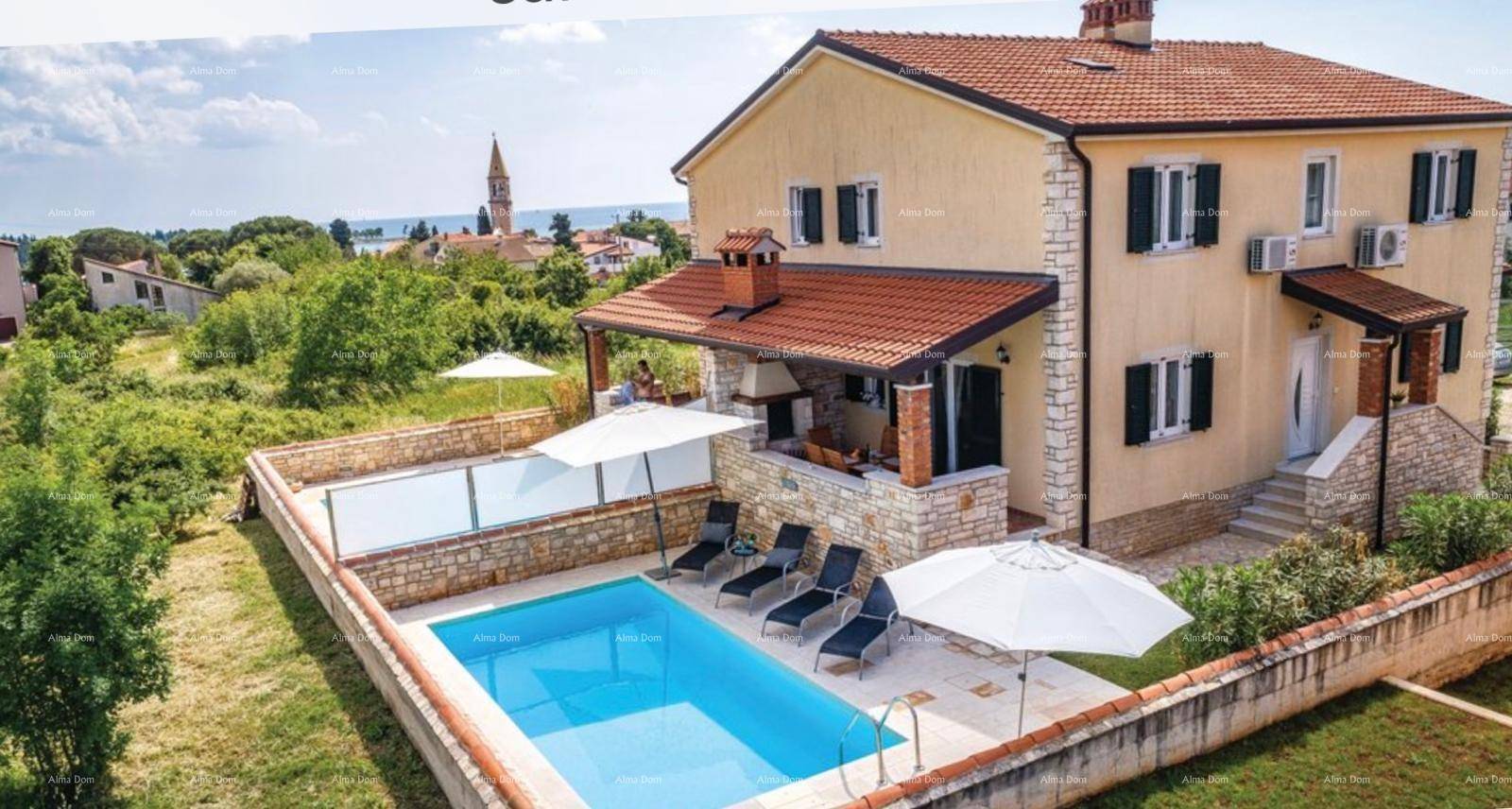 Haus mit privatem Pool, Sonnenterrasse und Blick auf die umliegende Landschaft und Stadt.