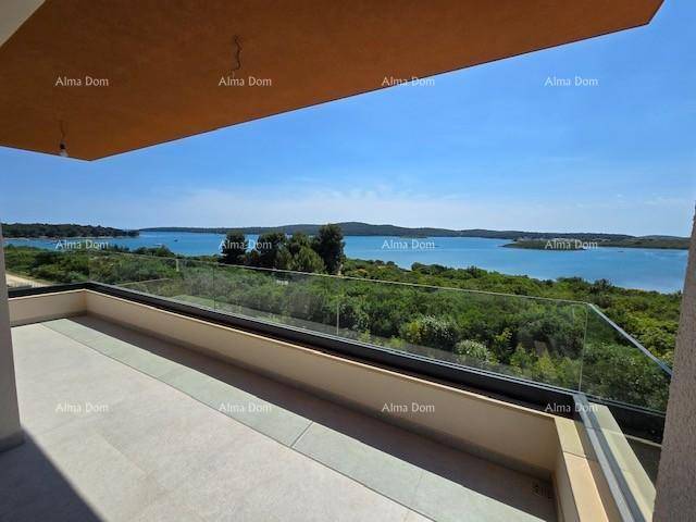Geräumiger Balkon mit Glasgeländer und unverbautem Blick auf die Küste und das azurblaue Meer.