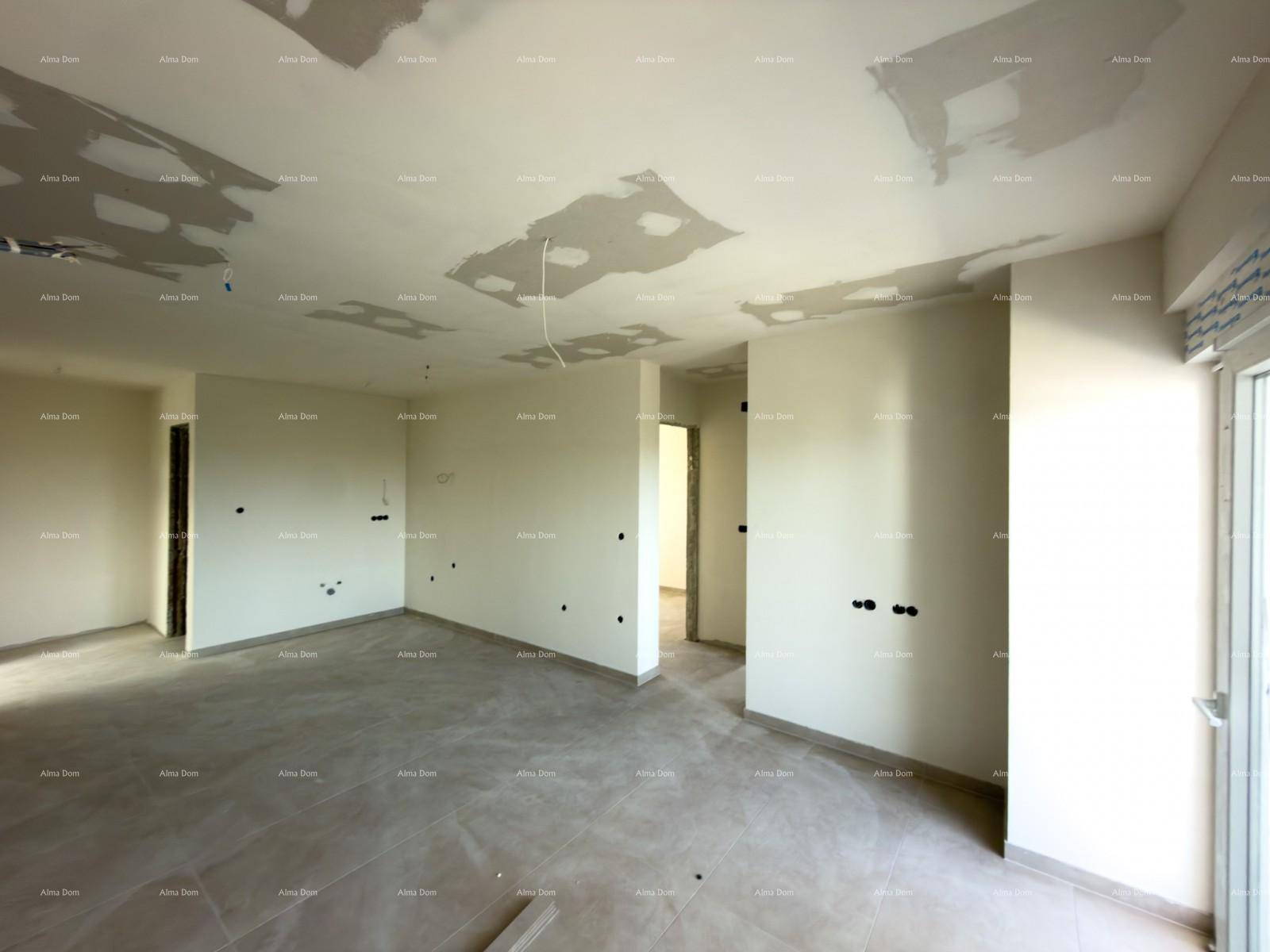 Unfertiger Wohnbereich mit sichtbaren Spachtelarbeiten an der Decke und Fliesenboden.