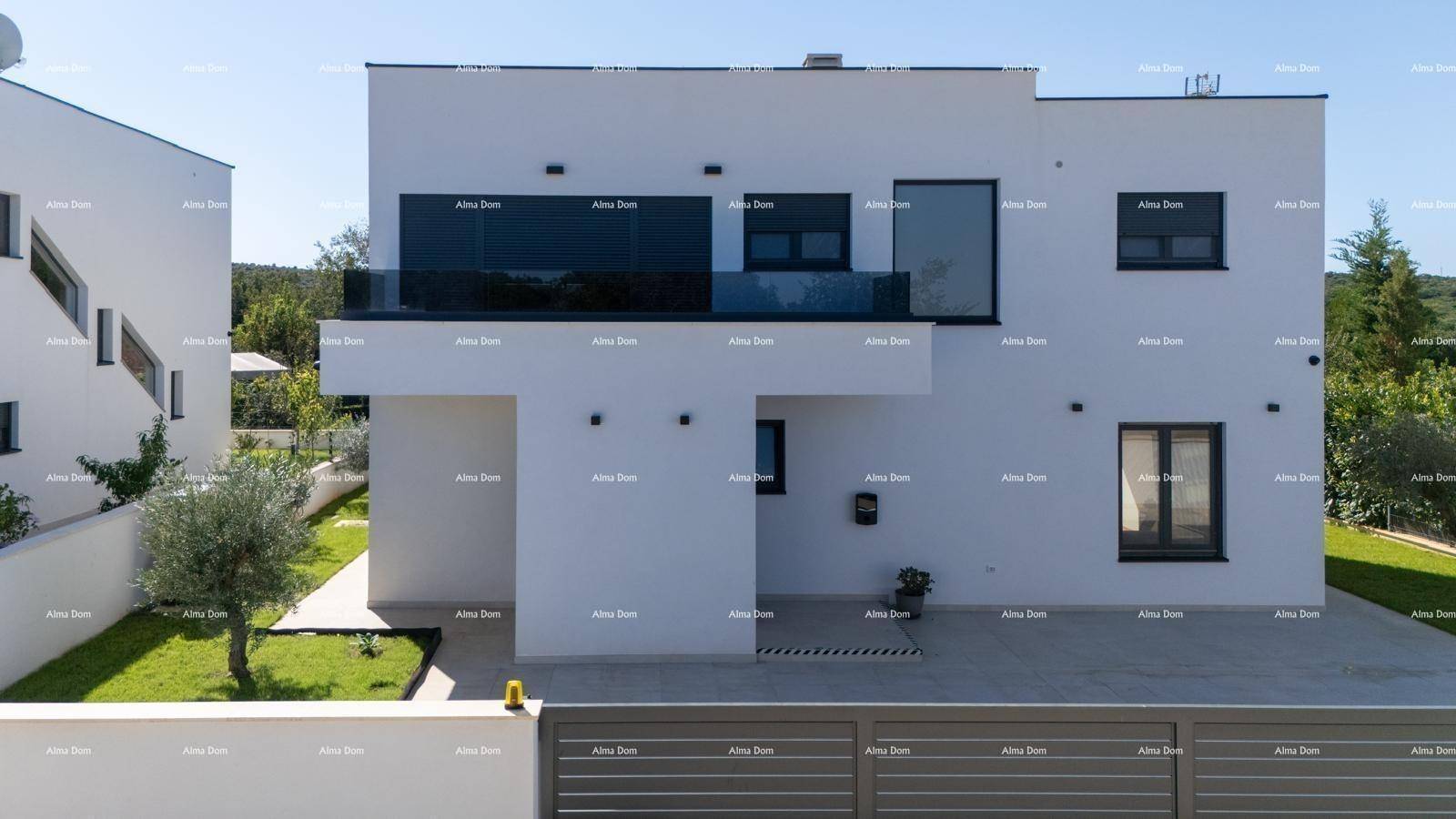 Zeitgenössische weiße Villa mit minimalistischer Fassade und Balkon im Obergeschoss.