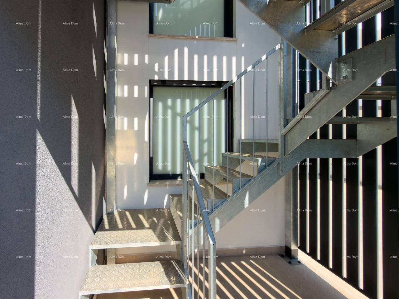 Moderne Metalltreppe im Außenbereich mit interessanten Licht- und Schatteneffekten.