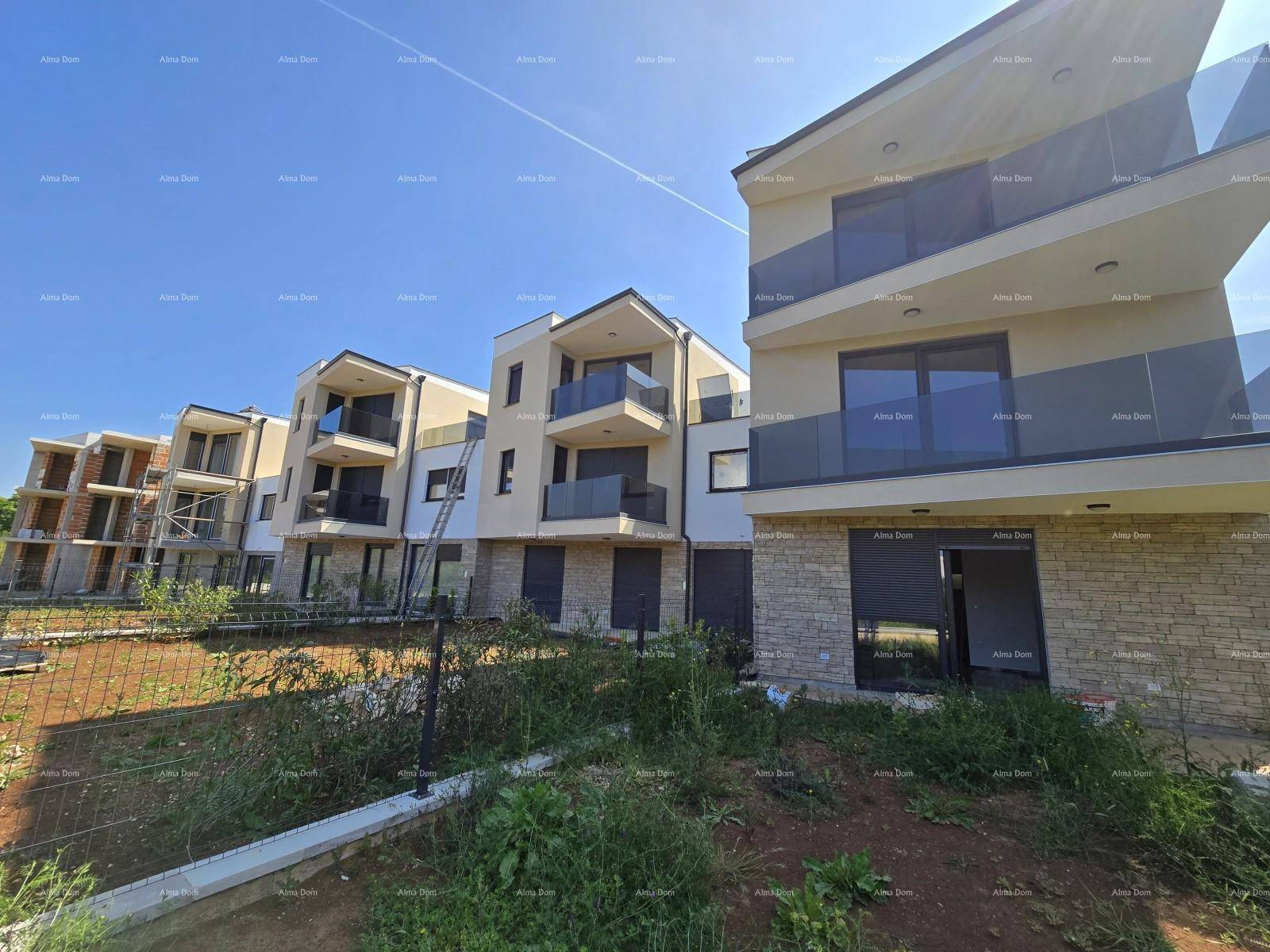 Moderne Wohngebäude in verschiedenen Bauphasen mit Balkonen und Steinfassaden in einer grünen Umgebung.