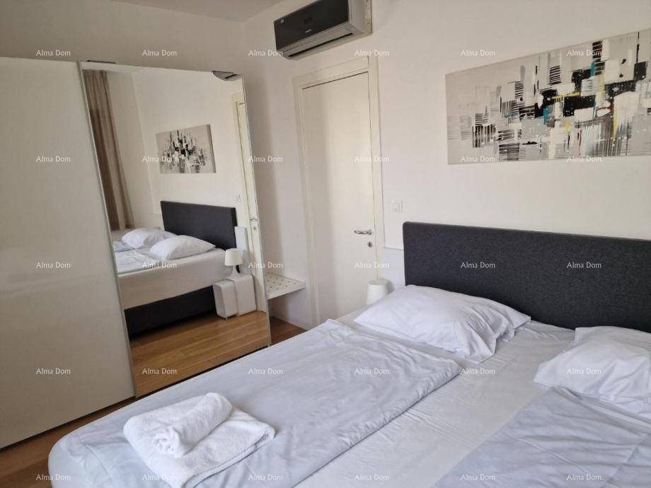 Schlafzimmer mit Doppelbett, großem Spiegelschrank und Klimaanlage.