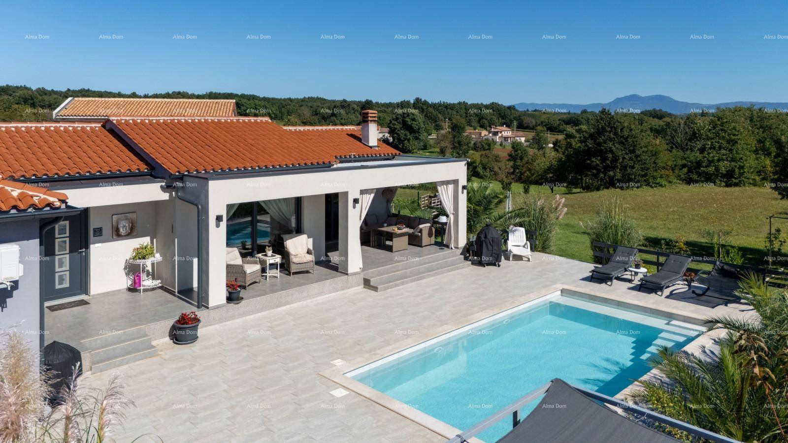 Weitläufige Terrasse mit Swimmingpool, Liegestühlen und überdachtem Essbereich.