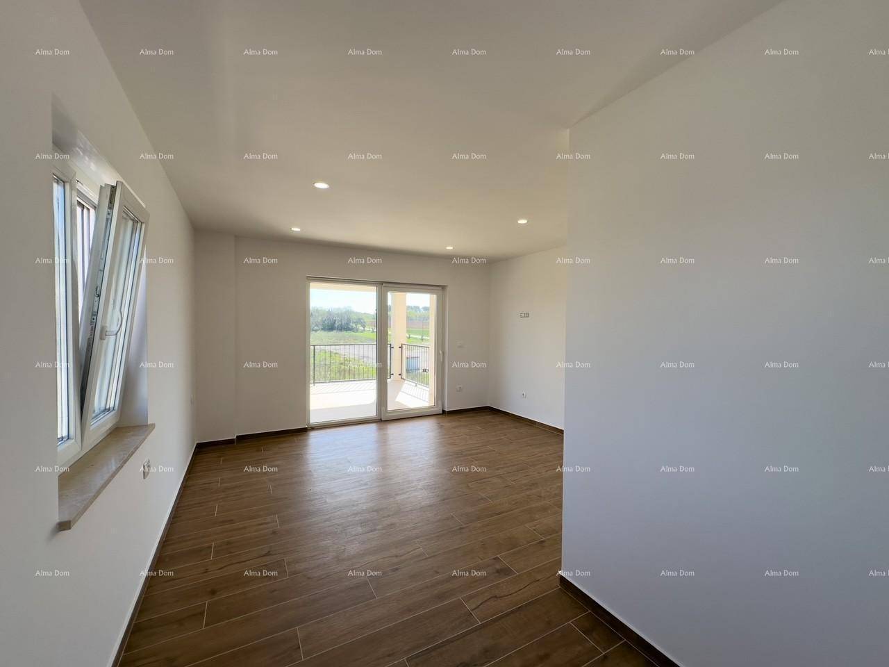 Geräumiges Wohnzimmer mit Holzfliesenboden, großen Fenstern und Balkonzugang mit Weitblick.