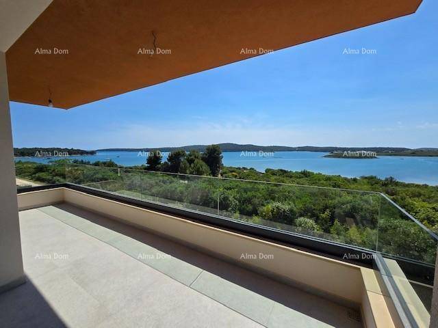 Weitläufiger Balkon mit moderner Glasbrüstung, ideal zum Genießen des Panoramablicks auf das Meer.
