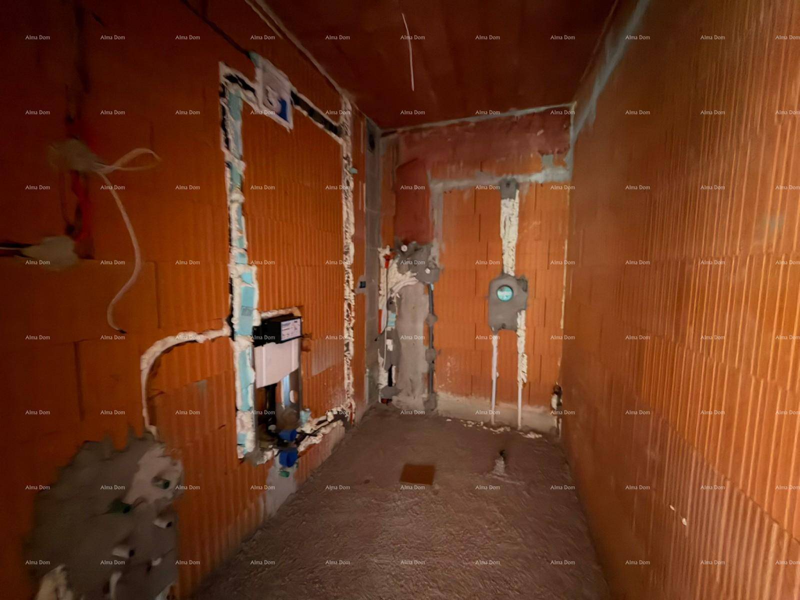 Rohbau eines Badezimmers mit vorbereiteten Anschlüssen für Sanitärinstallationen.