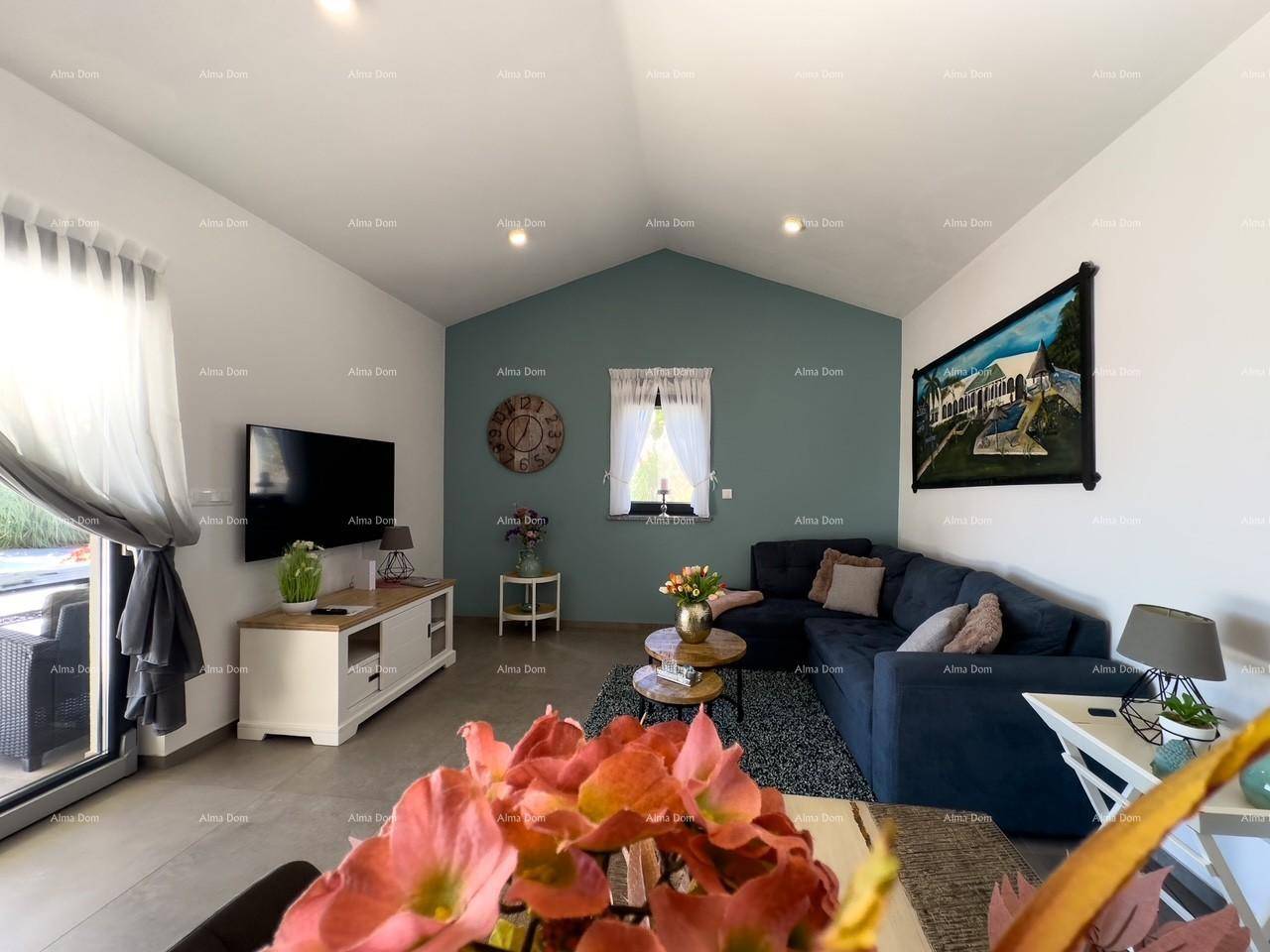 Gemütliches Wohnzimmer mit Sofa, Fernseher und Blick auf den Essbereich.