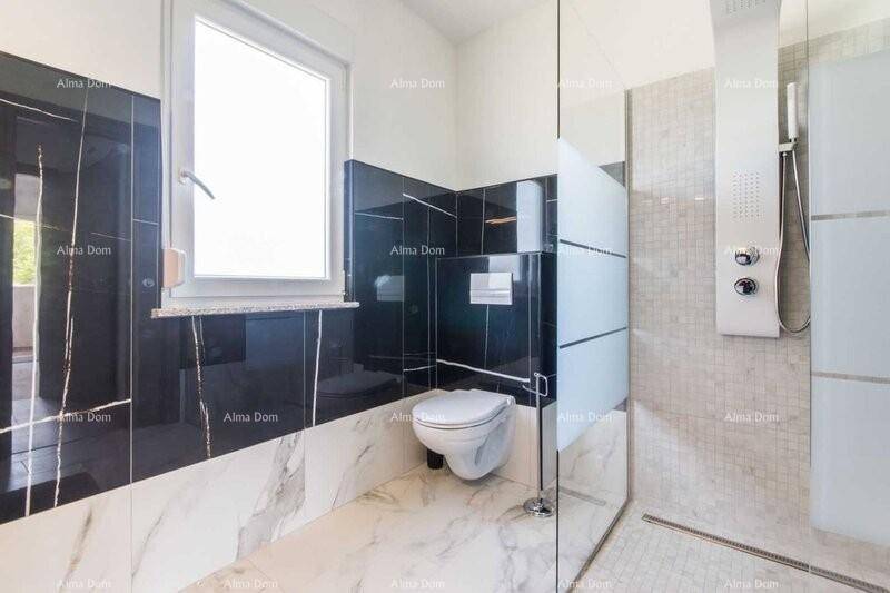 Elegantes Badezimmer mit schwarzen Marmorfliesen, bodengleicher Dusche und Fenster.