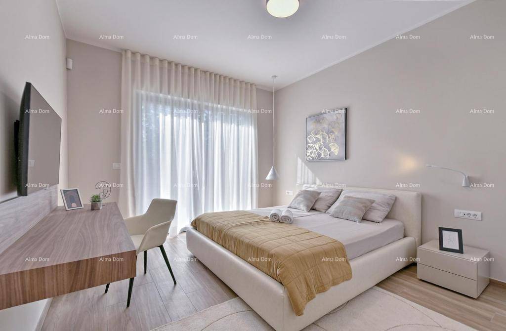 Helles Schlafzimmer mit Doppelbett, Schreibtisch und großem Fenster mit Vorhängen.