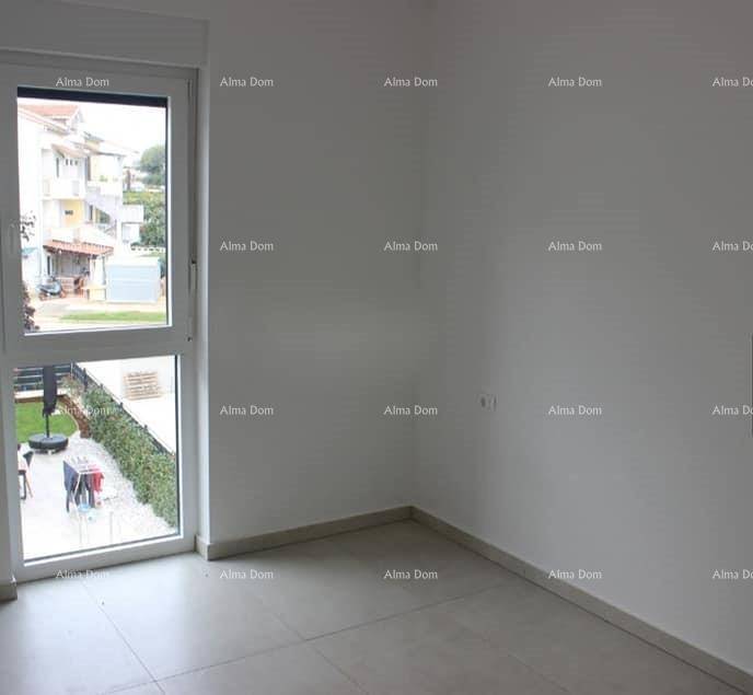Heller, leerer Raum mit Fliesenboden und Fenster mit Blick auf die Nachbarschaft.
