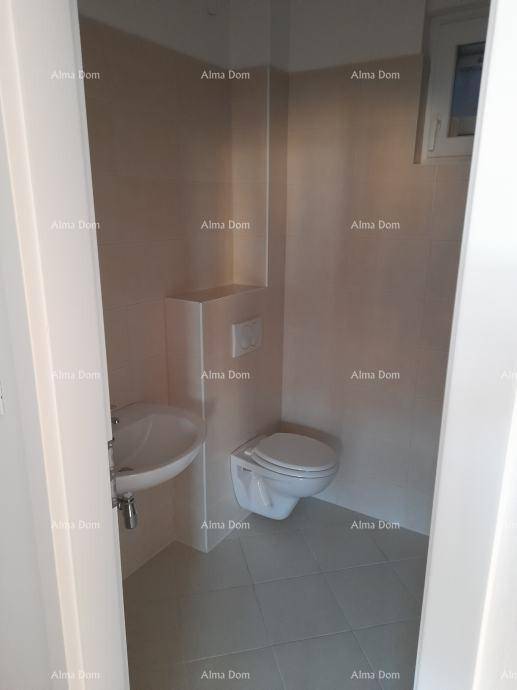 Kleines Gäste-WC mit wandhängender Toilette und Waschbecken, hell gefliest.