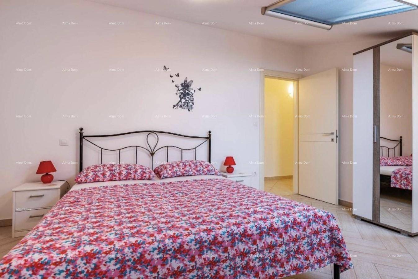 Gemütliches Schlafzimmer mit Doppelbett, floraler Bettwäsche und Spiegelschrank.