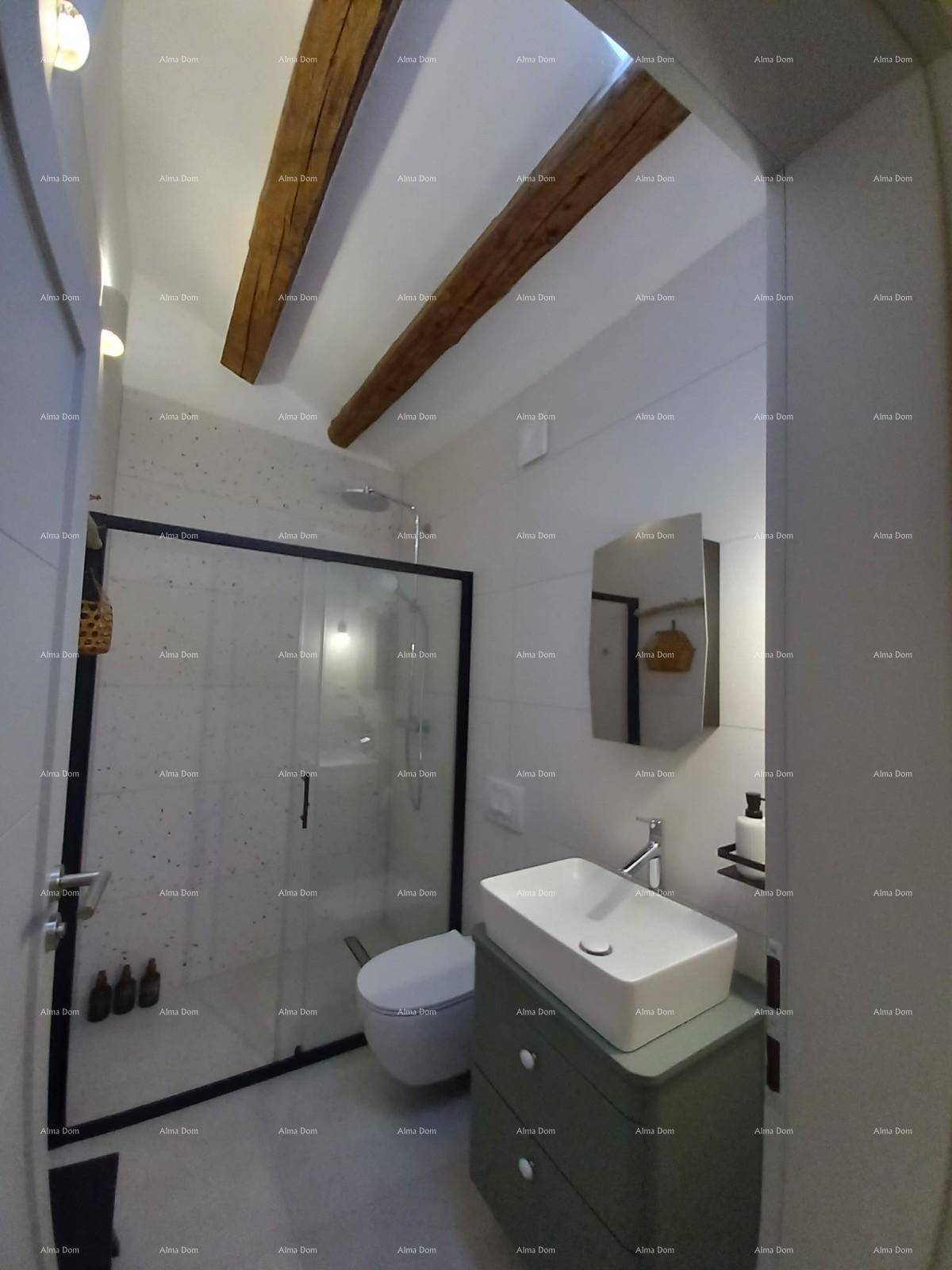 Modernes Badezimmer mit begehbarer Dusche, Hänge-WC und stilvollem Waschbecken.