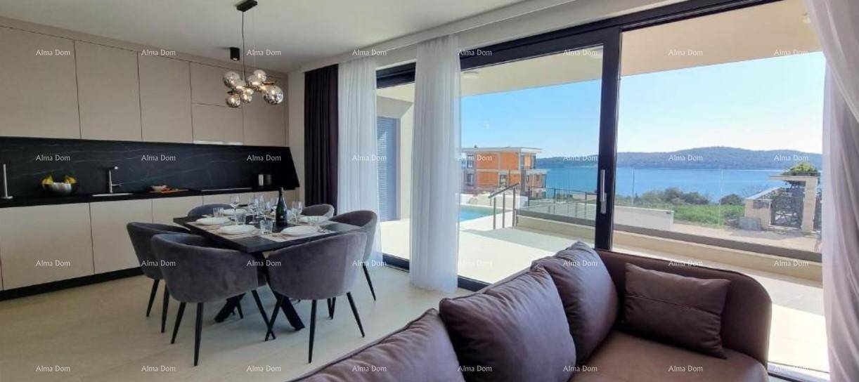 Moderne offene Küche und Essbereich mit direktem Blick auf das Meer und den privaten Pool.