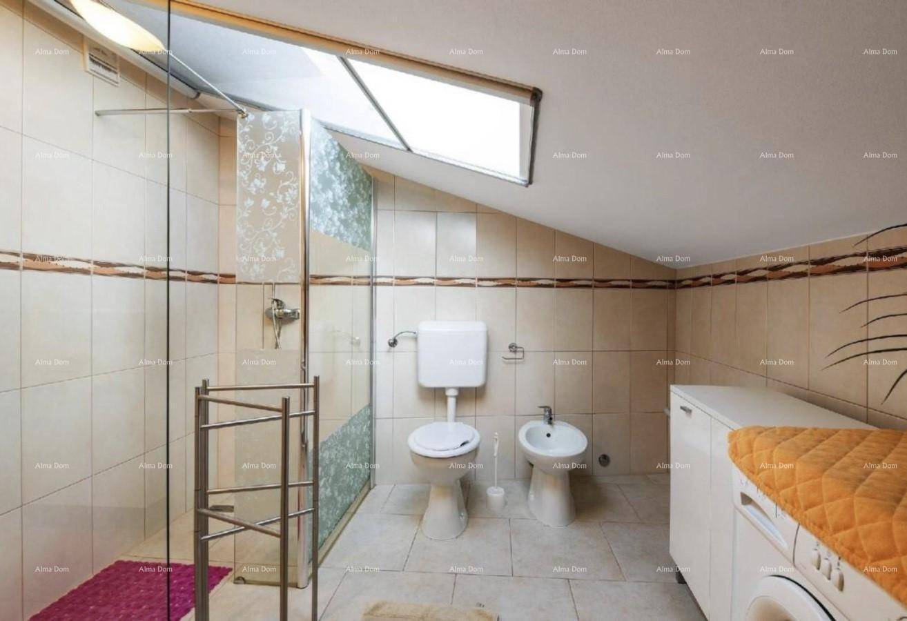 Badezimmer im Dachgeschoss mit Dusche, WC, Bidet und Dachfenster.