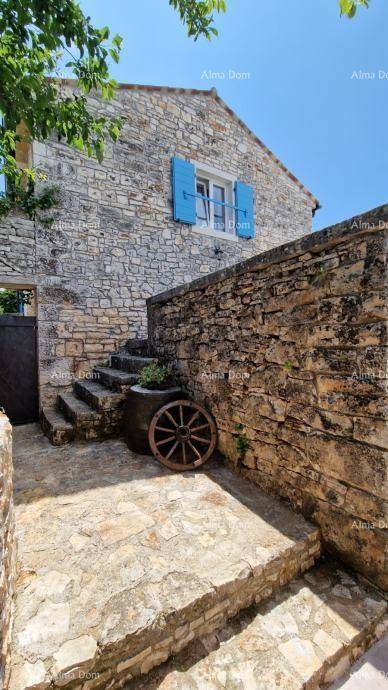Rustikale Steintreppe führt zum Haus, verziert mit einem antiken Wagenrad, das ländlichen Charme verleiht.