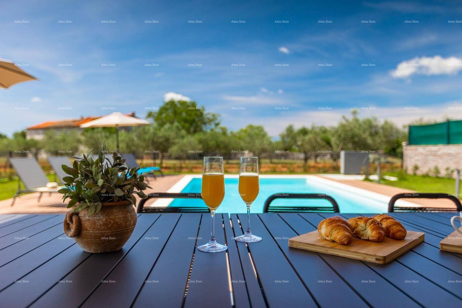 Gemütlicher Essbereich im Freien auf der Terrasse mit Blick auf den Pool und die Landschaft.