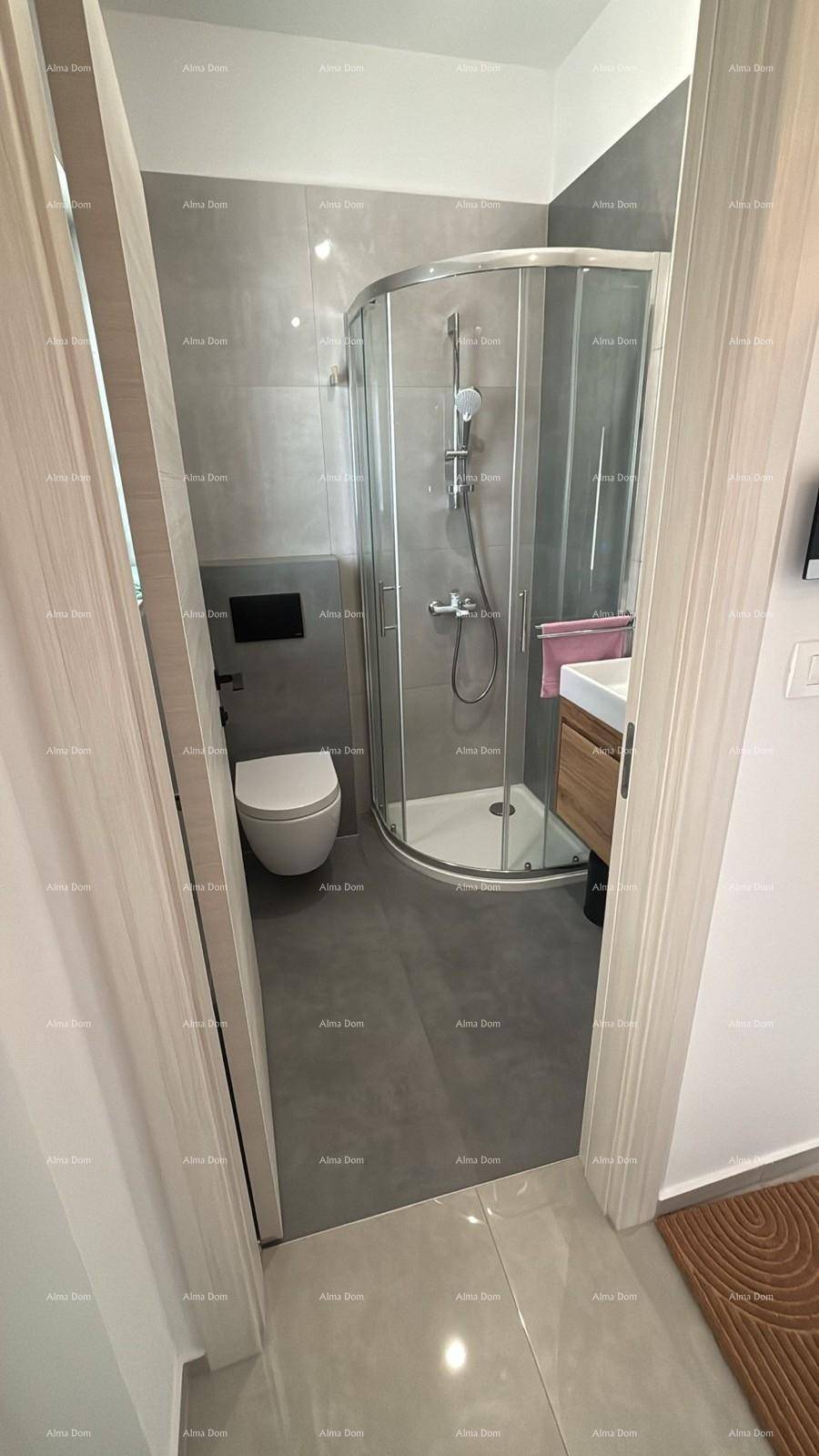 Modernes Badezimmer mit begehbarer Dusche, wandhängendem WC und stilvollen grauen Fliesen.