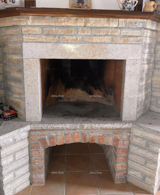 Rustikaler Kamin aus Stein und Ziegeln mit einer breiten Ablagefläche, einladend und gemütlich.