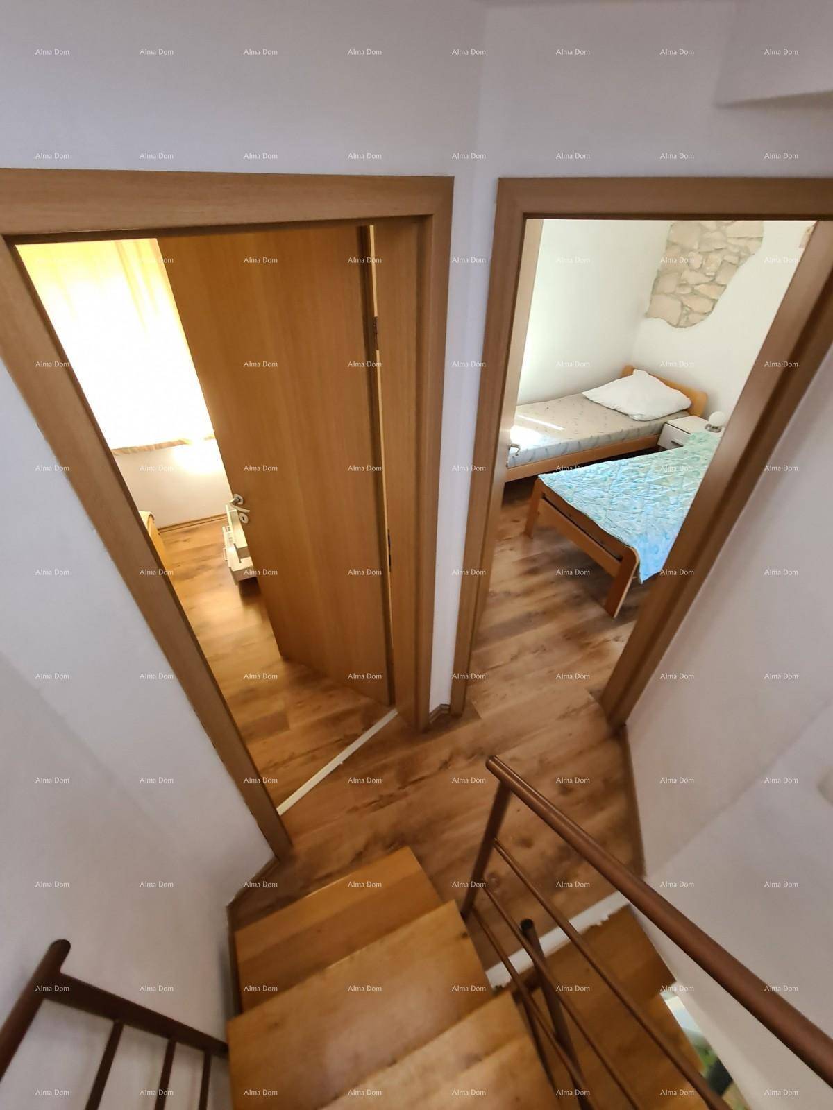 Heller Treppenbereich mit Holzboden und Zugang zu mehreren Zimmern.
