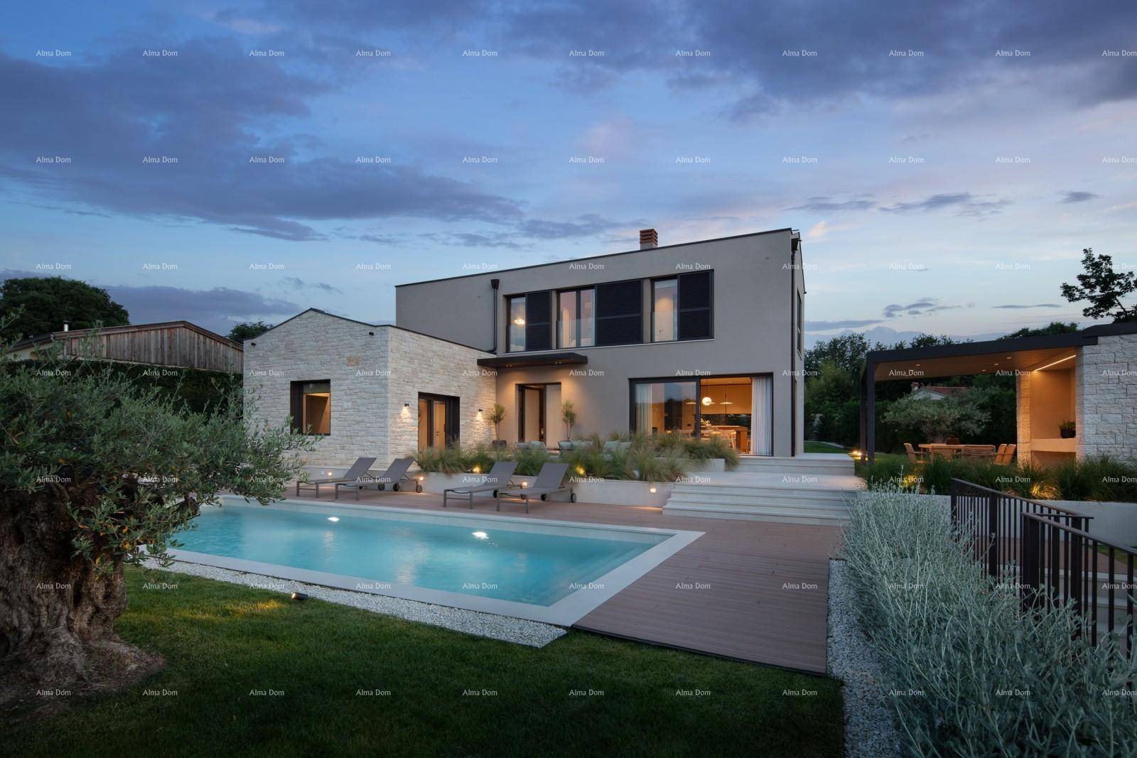 Elegantes modernes Haus mit beleuchtetem Pool und Terrasse in der Abenddämmerung.