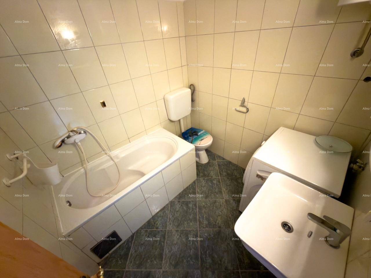 Funktionales Badezimmer mit Badewanne, WC und Waschbecken.