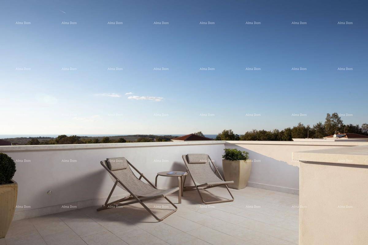 Weitläufige Dachterrasse mit Liegestühlen und Panoramablick auf die Umgebung und das Meer.